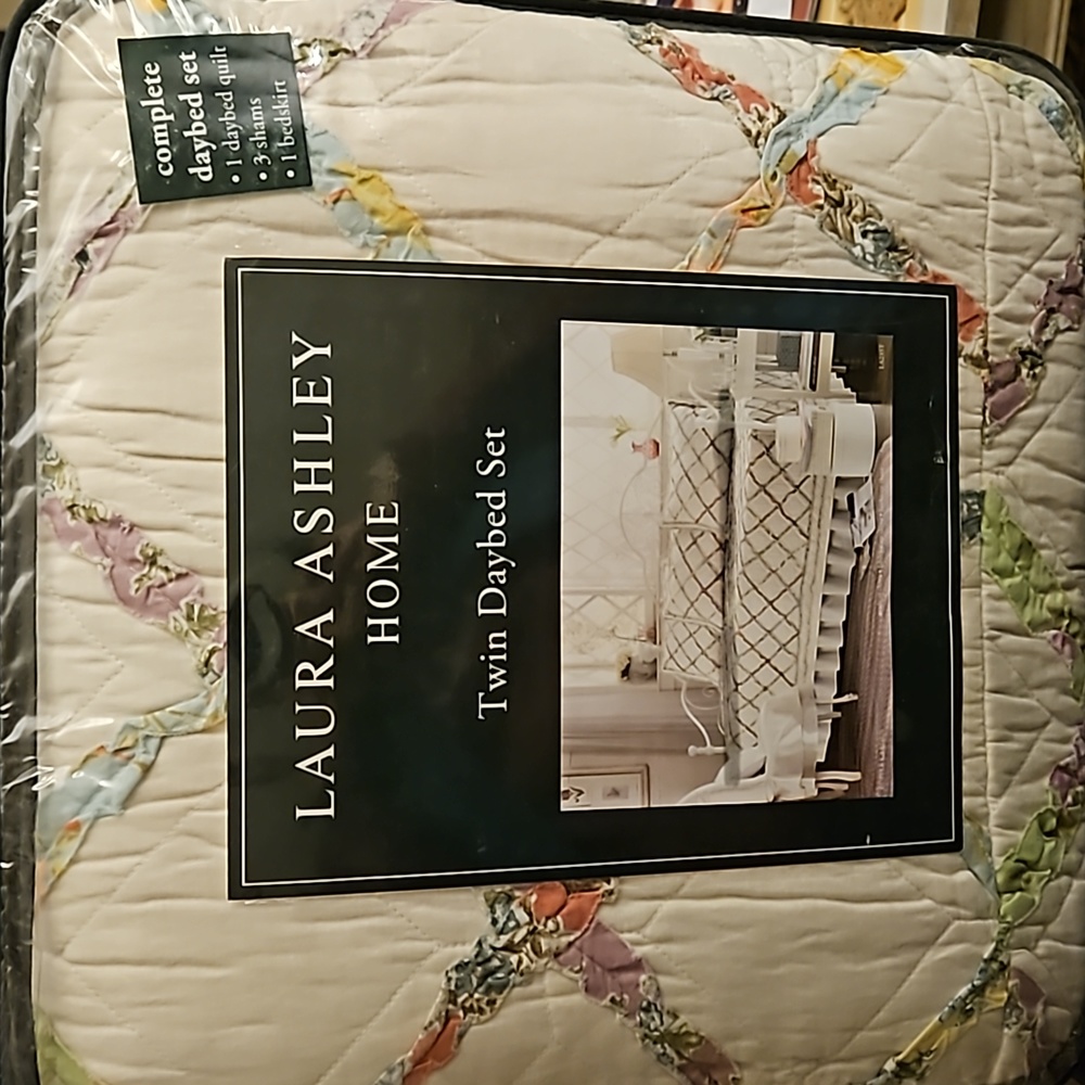 Laura Ashley twin ruffle garden daybed set NEW!